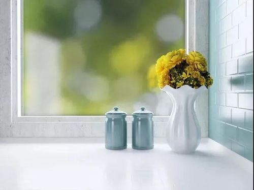 早晨阳光照在窗台的咖啡杯上