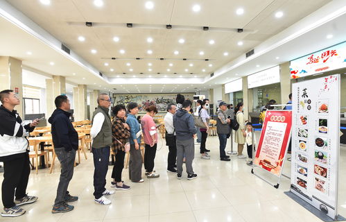 机关食堂内排队取餐的人群