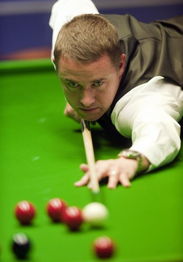 张安达专注击球