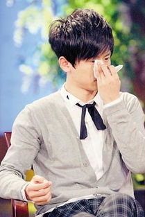 张杰在后台接受采访的照片