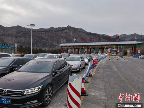 高速免费最后一分钟的压迫感，司机狂按喇叭只为省1500块？