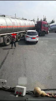 山东滕州车辆冲撞公交站台事件：现场多人倒地，警方介入调查