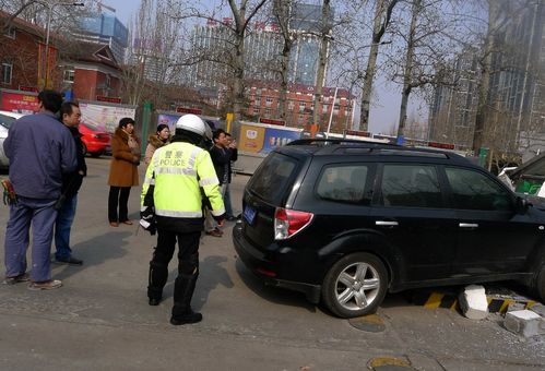 交警在现场调查处理