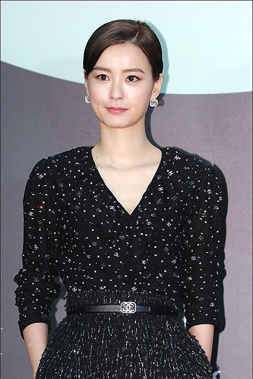 IU出席颁奖礼红毯造型<br>