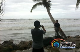 游客在海边设置三脚架拍照