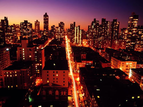 小李站在阳台上眺望城市夜景