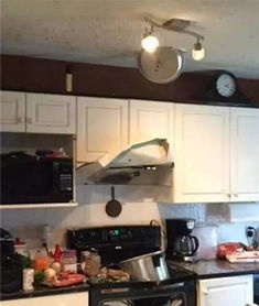 中年男子在厨房边做饭边录视频