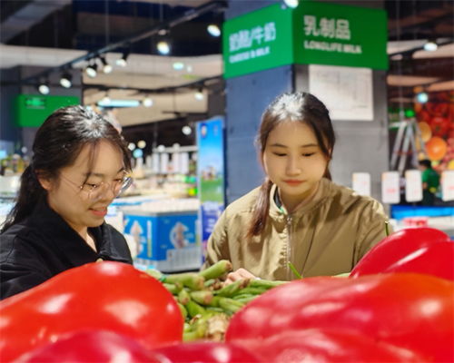 顾客在超市购物场景