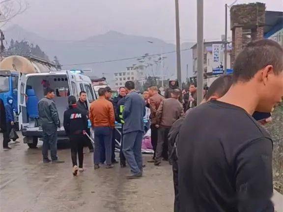 事故现场医护人员紧急救援画面</div><br><div id=