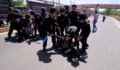 特警驱离老人现场