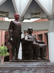 蒋介石铜像被喷漆