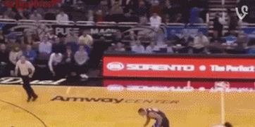 球迷在社交平台讨论戈登绝杀画面