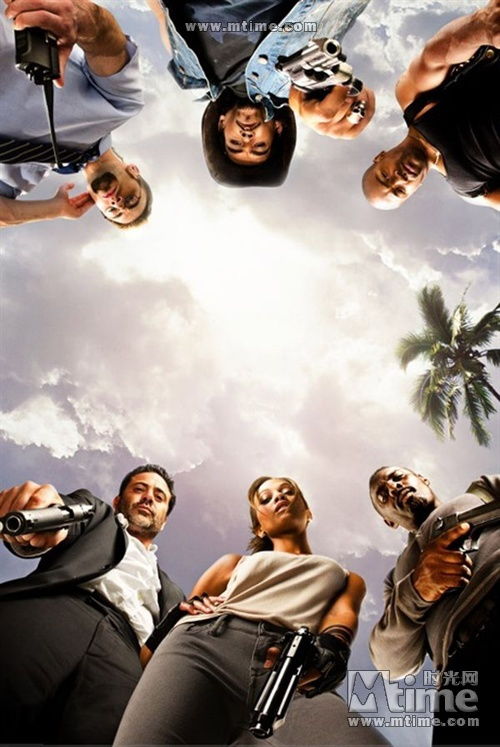 电影海报展示一群角色围成一圈面对镜头