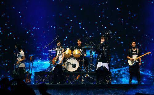 粉丝在演唱会门口等待