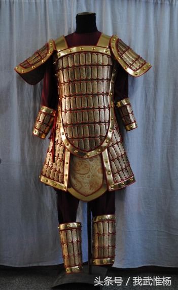 古代战场中身穿铠甲手持武器的武将群像