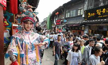 五一假期古镇游客众多