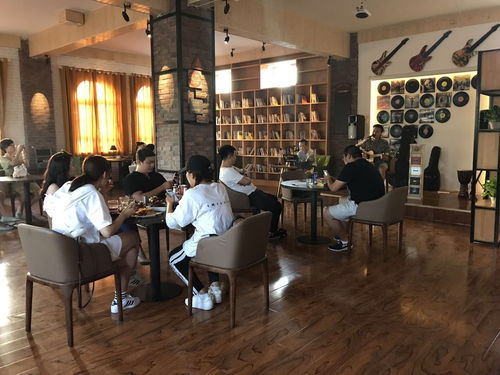 两位朋友坐在咖啡厅讨论投资话题