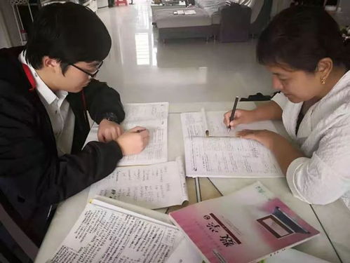 家长与孩子一起讨论作业难题