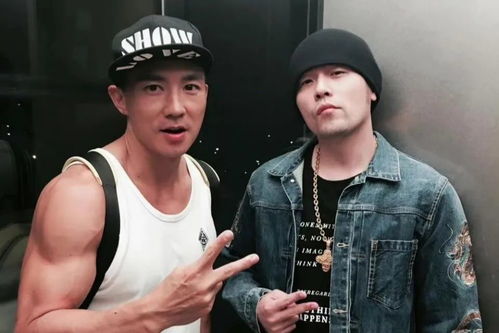 刘畊宏与团队在直播间互动