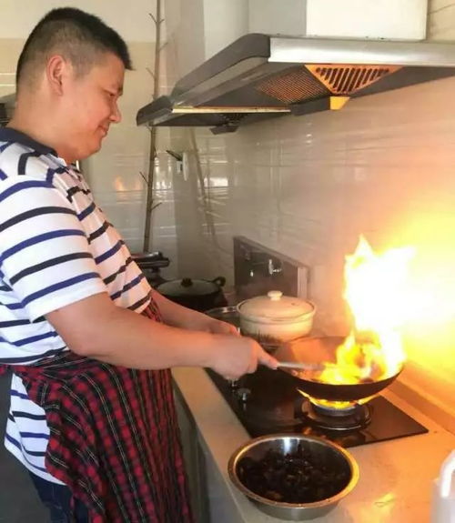 父亲在厨房认真做饭的背影