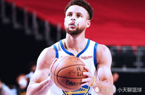 勇士队球员斯蒂芬·库里在比赛中上篮