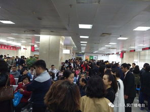 全球股市交易大厅人头攒动<p>总的来说，这次美国贸易逆差的创纪录扩张，不仅揭示了其内部结构性问题，也为全球经济敲响了警钟。</p><p>我们每一个关注经济的人，都应该从中看到更深层的趋势与风险。</p>                        </p>
                        <!-- E 正文 -->
                    </div>

                    <!-- S 付费阅读 -->
<!-- E 付费阅读 -->


                    <!-- S 点赞 -->
<div class=