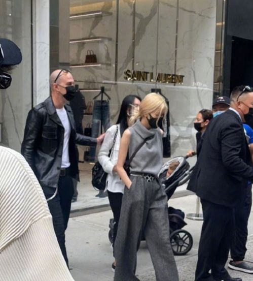 BLACKPINK现身Met Gala红毯，Lisa造型惊艳全场！