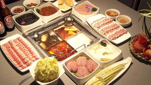 95后新人海底捞办婚礼，140人吃火锅只花2万！年轻人‘整顿’婚宴新风潮