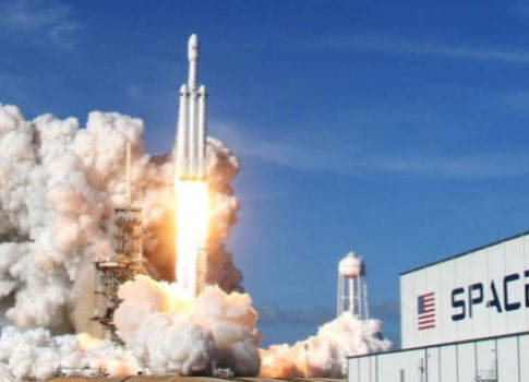 马斯克站在星舰模型前演讲