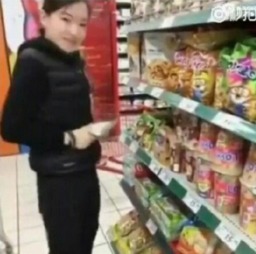 年轻人在穷鬼超市选购商品