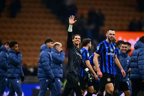 国米球员在比赛中围圈庆祝胜利