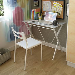 书桌上摊开的笔记本和一支钢笔