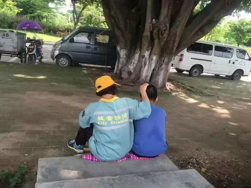 一名年轻女子站在警局门口神情紧张