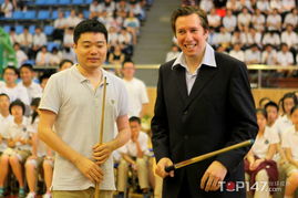 丁俊晖与青少年学员互动