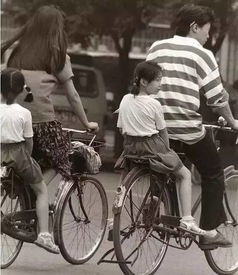 一位父亲带着两个孩子坐在车内试驾中的场景