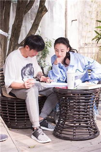 刘令姿在片场认真对台词的照片