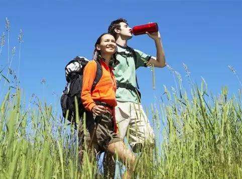 跑者独自一人坐在草地上休息