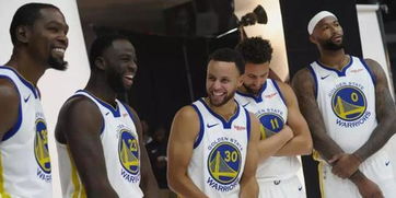 中学生在库里申科墓前默哀