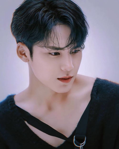 金珉奎在品牌活动现场的造型照片