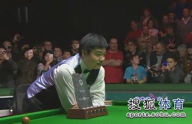 赵心童举起奖杯