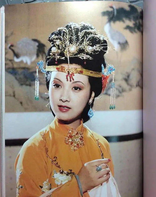 陈丽君在后台认真阅读红楼梦原著