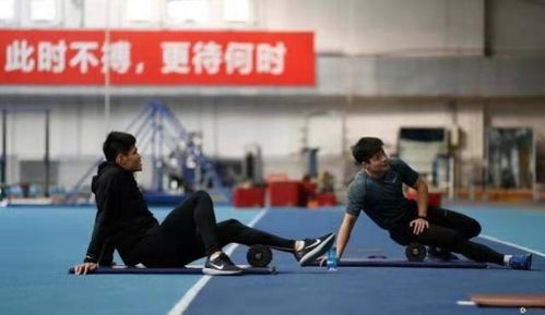 运动员在训练馆内专注练习动作