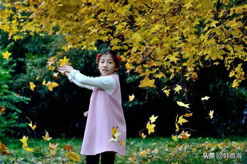 小女孩在阳光下微笑的照片