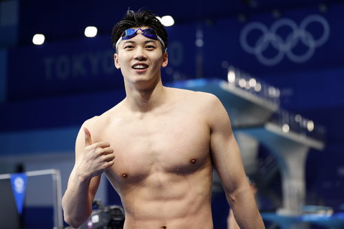 刘畊宏在健身房认真训练