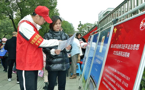 街头志愿者手持捐款箱宣传公益事业