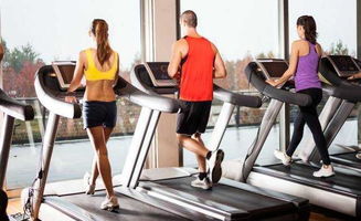 人在跑步机上跑步锻炼身体