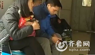 男孩父母焦急等待消息