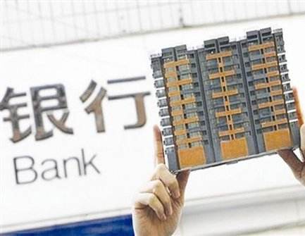 银行工作人员为客户讲解房贷利率调整细节