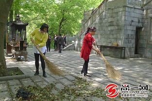 寺庙义工打扫庭院场景