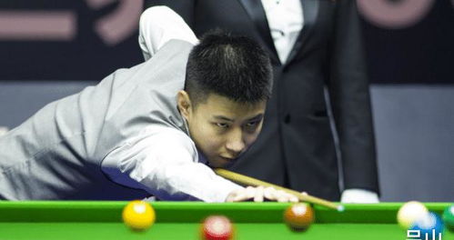 赵心童在镜头前认真讲解产品